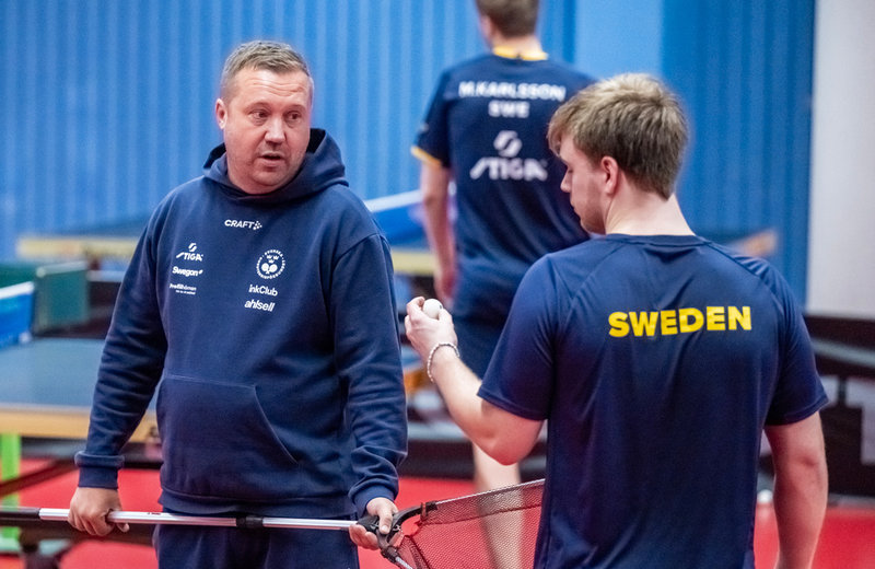 Förbundskapten Marcus Sjöberg och Truls Möregårdh under landslagets träning i Malmö.