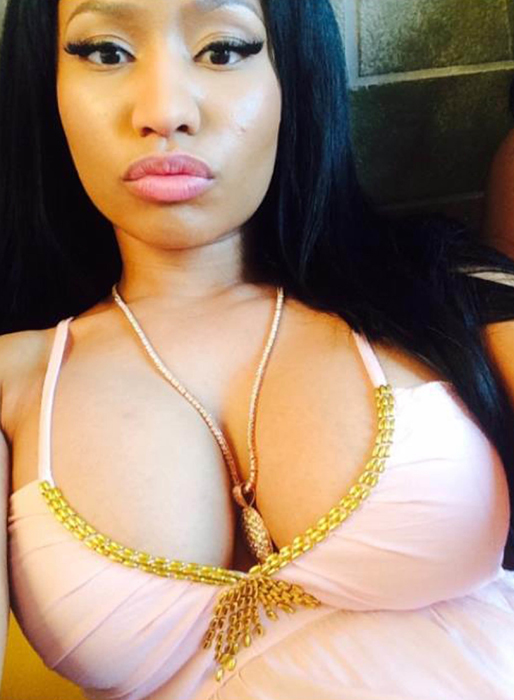 Nicki Minaj tar en selfie. Nicki Minaj tar en selfie.