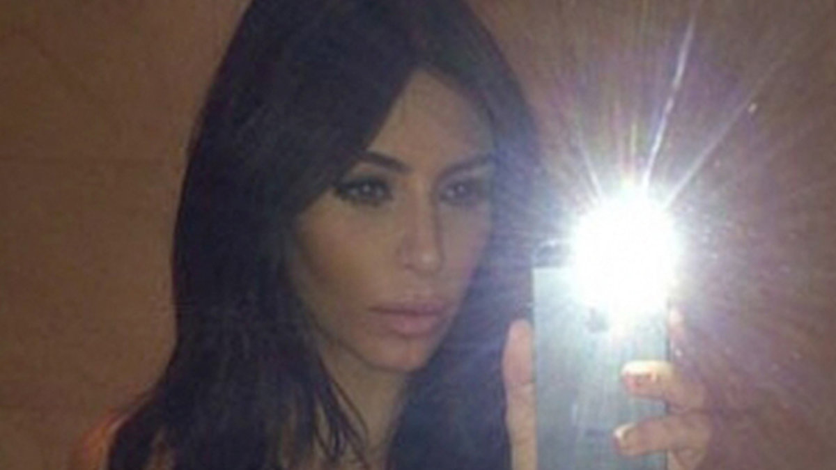 Kim Kardashian bjuder på en selfie. 