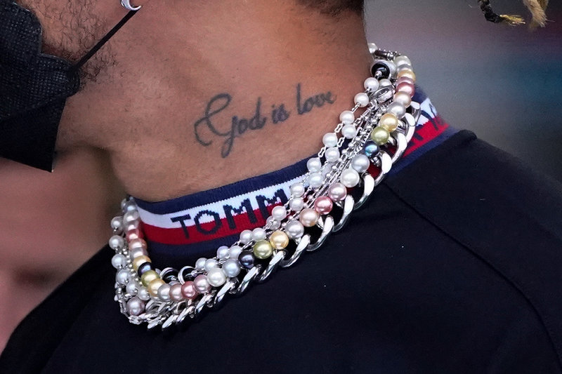 Lewis Hamilton hade fullt med bling på kroppen.