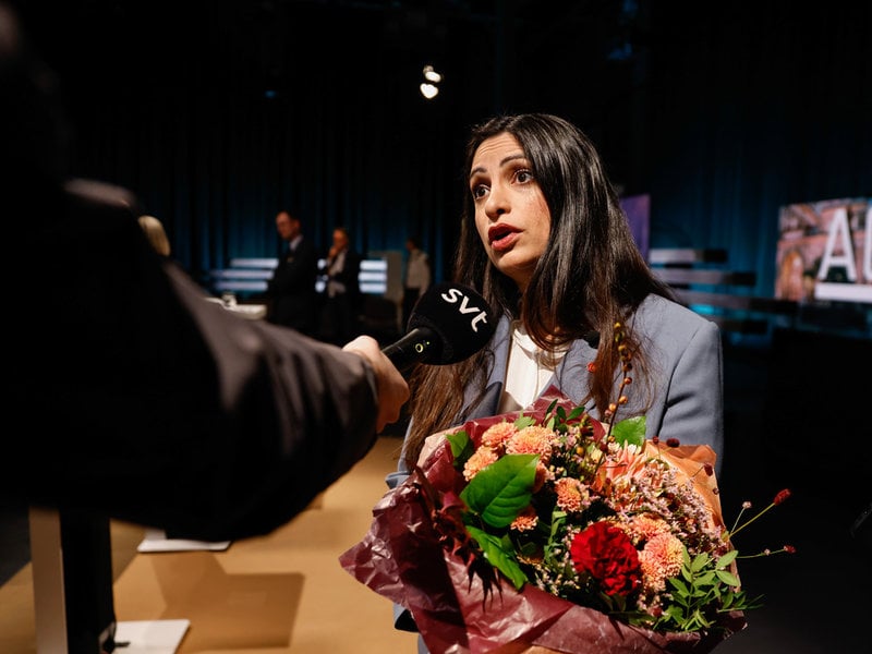 Vänsterpartiets partiledare Nooshi Dadgostar intervjuas efter söndagskvällens partiledardebatt i SVT:s Agenda. 