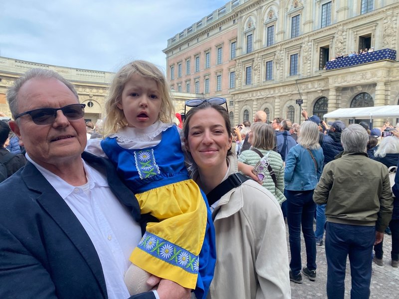 Sally Leijonmarck med mamma Charlotte Severed och farfar Calle Leijonmarck vid Yttre borggården. 