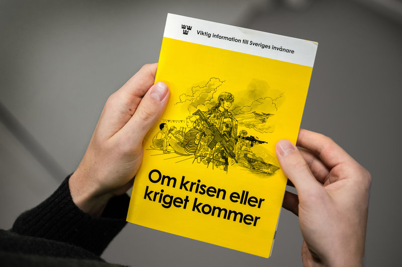 2024 års version av broschyren ”Om krisen eller kriget kommer”. Foto: Claudio Bresciani/TT 