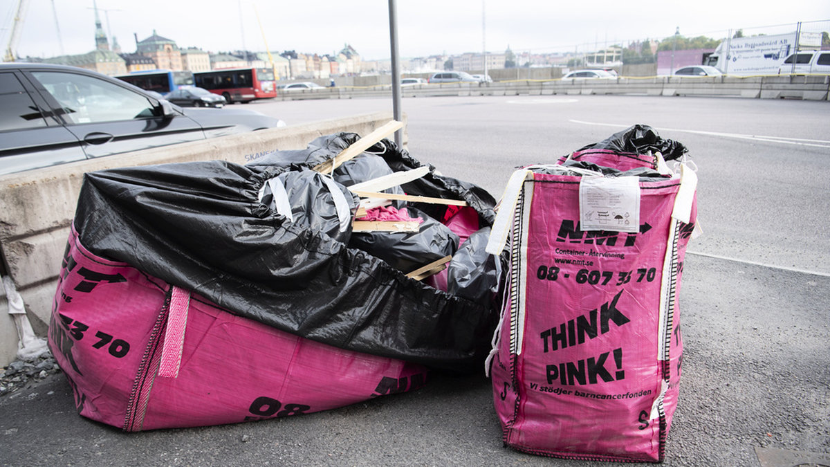 Säckar för återvinning från företaget Think Pink. Den tidigare vd:n som kallade sig 'Queen of trash' är en av fem personer som åtalas för grovt miljöbrott i den stora utredningen om avfallsföretaget NMT Think Pink. Arkivbild