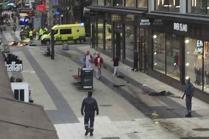 Räddningspersonal i Stockholm efter terrodådet Räddningspersonal i Stockholm efter terrodådet