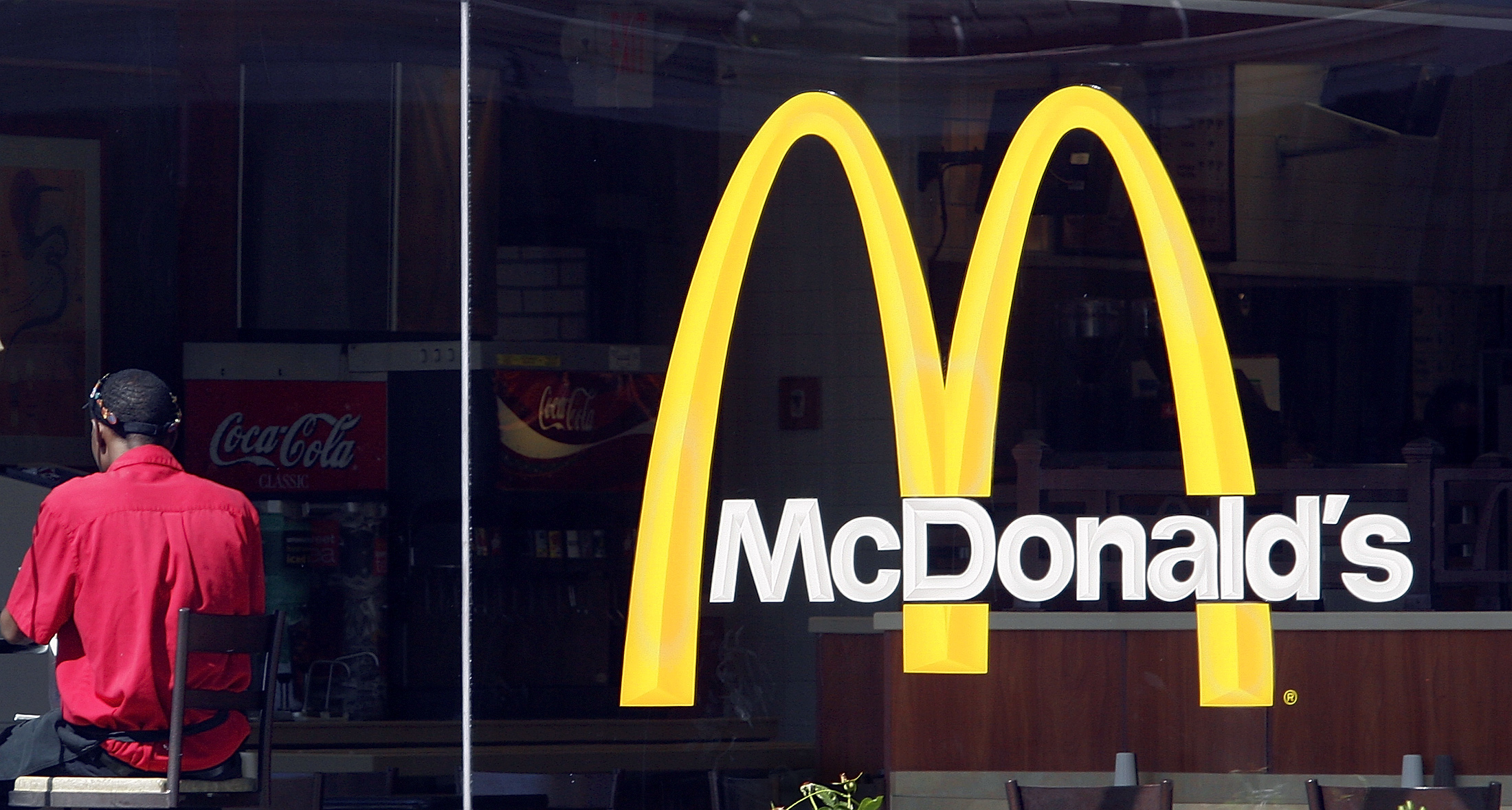 Gasläckan hade spridit sig via läskmaskinen och tio av McDonalds-gästerna smittades. En person avled av läckan.