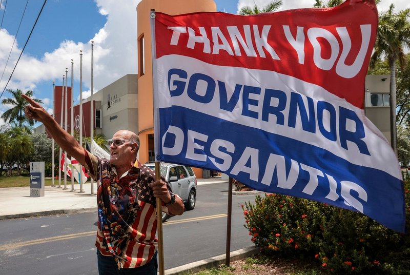 En av Ron DeSantis anhängare skriker åt demonstranter som protesterar mot guvernören i Doral, Florida.