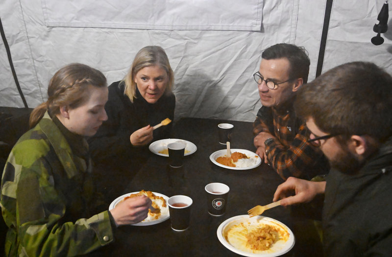 Statsminister Magdalena Andersson (S) och Moderaternas partiledare Ulf Kristersson (M) åt bland annat lunch med de värnpliktiga.