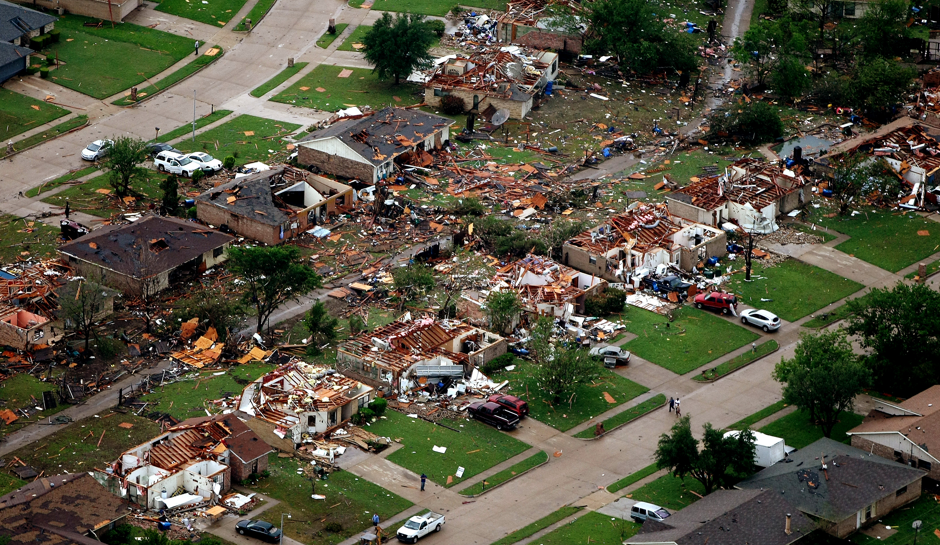 Två kraftiga tornados rörde sig sida vid sida, 80 kilometer från varandra, mot Dallas och Fort Worth under tisdagen. Två kraftiga tornados rörde sig sida vid sida, 80 kilometer från varandra, mot Dallas och Fort Worth under tisdagen.