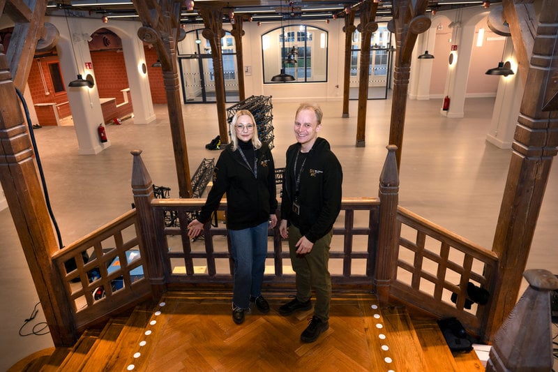 "Meningen är att efter banketten ska gästerna få slappna av lite och kunna vara lite mer sig själva", säger Oliviae Odenskiöld, om varför det råder foto- och journalistförbud på efterfesten. Här med generalkollegan Miro Jääskeläinen.