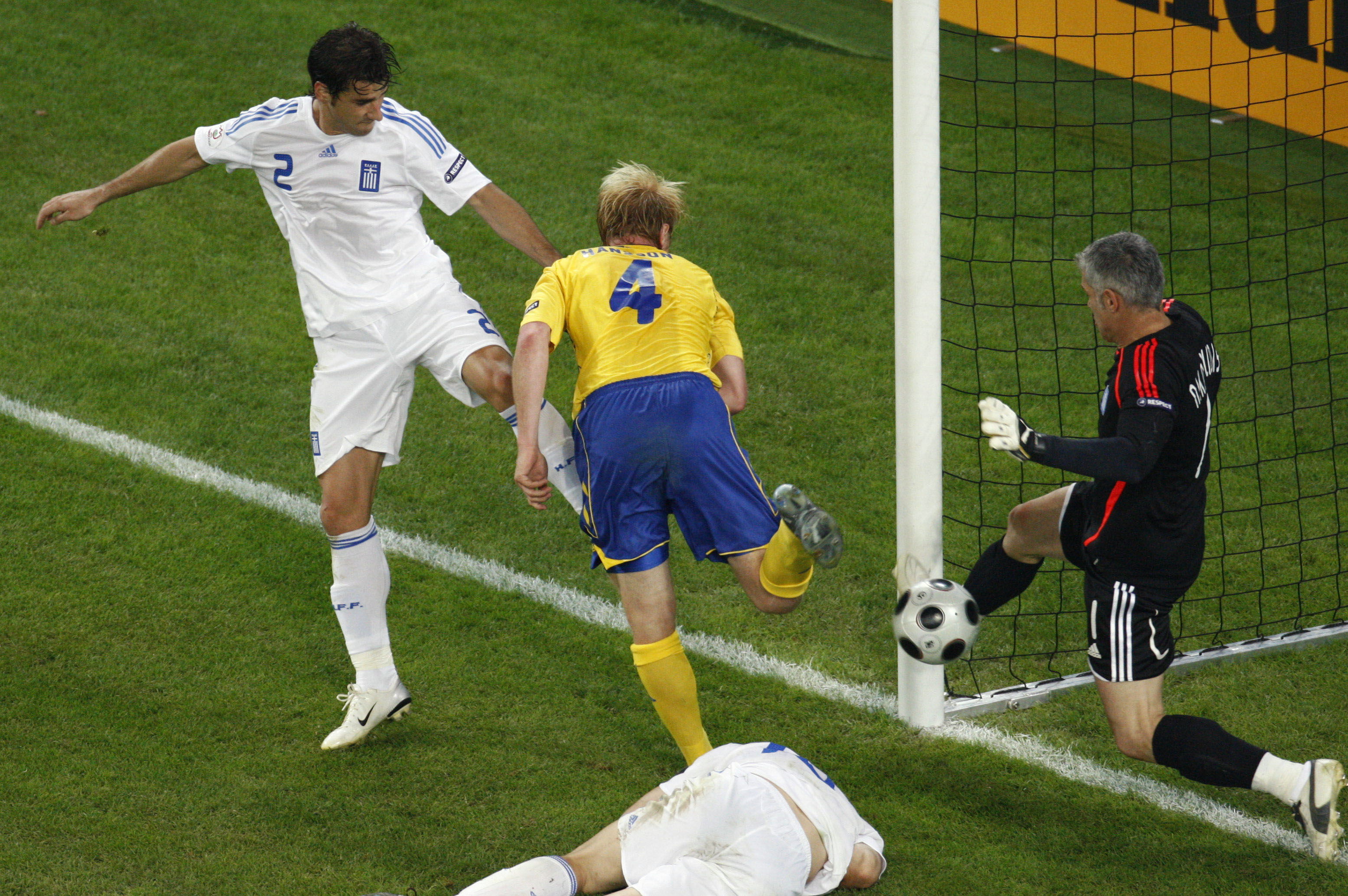 Det sista stora landslagsminnet är från EM 2008 när Hansson fumlade in en boll bakom Greklands målvakt Nikopolidis.
