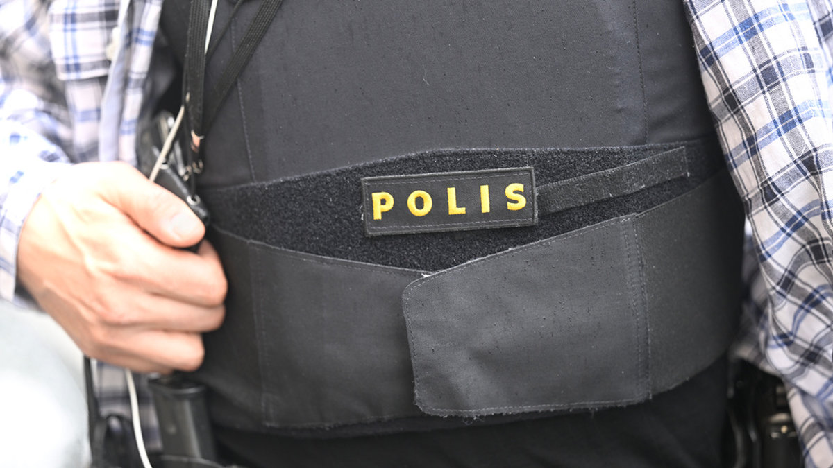 Kom till förhör utklädd till polis – åtalas