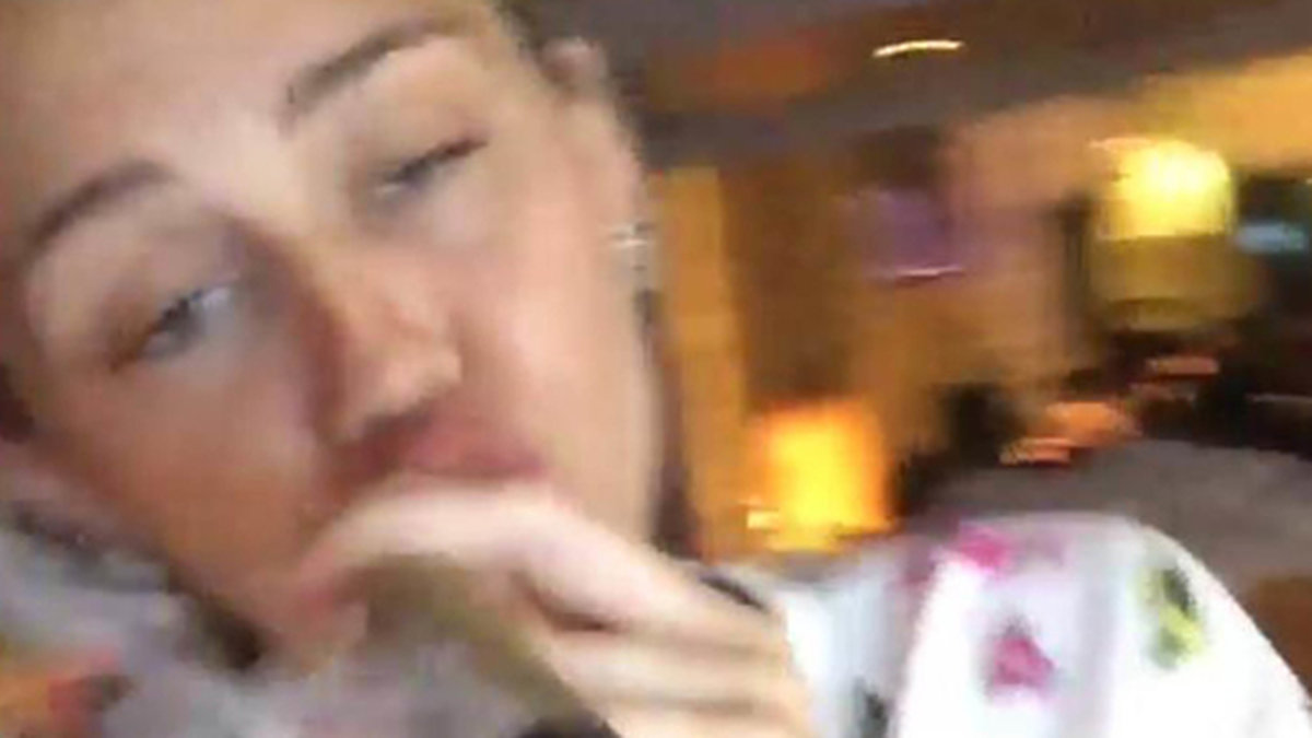 Miley gilar att röka på. 