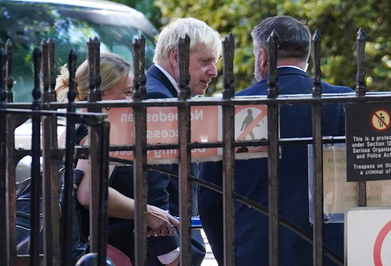 Storbritanniens premiärminister Boris Johnson lämnar 10 Downing street under måndagen för ett besök i centrala London.