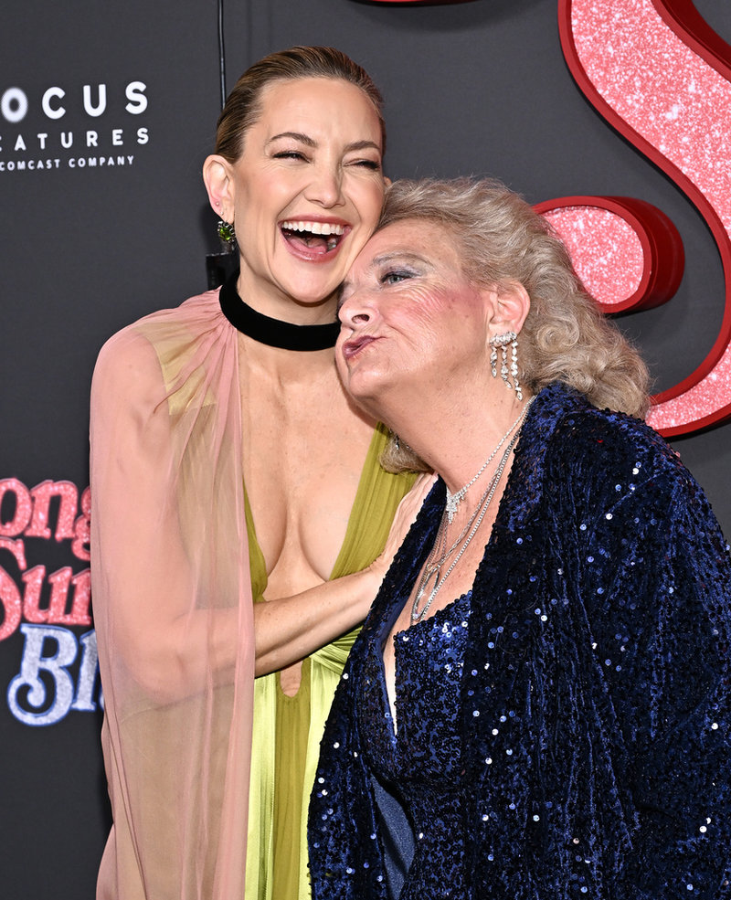 Kate Hudson och den verkliga Claire Sardina på världspremiären för filmen. 