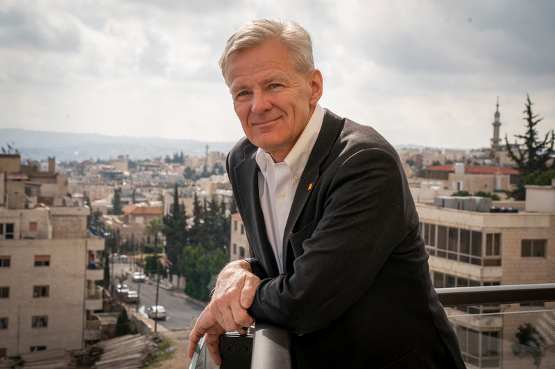 Jan Egeland är generaldirektör för Norsk flyktinghjälp. Han menar att Israel begår flera grova krigsbrott mot palestinierna.