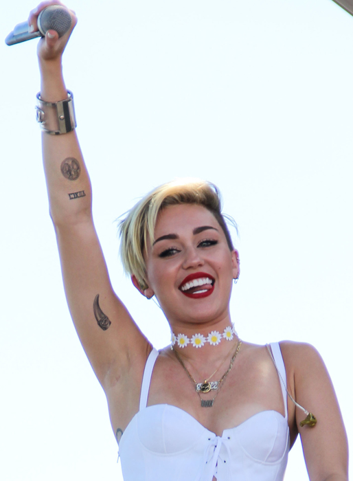 Miley tatuerade även ett hjärta tecknat av Leonardo da Vinci. Även det på underarmen. Miley tatuerade även ett hjärta tecknat av Leonardo da Vinci. Även det på underarmen.