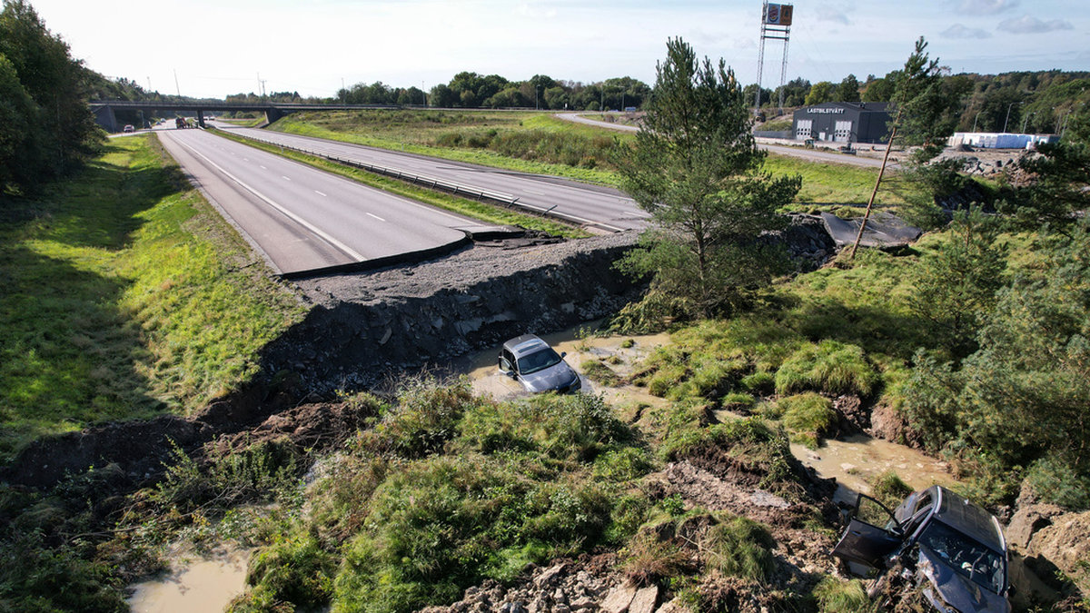 Flera fordon ligger kvar i skredområdet på E6 i Stenungsund. Arkivbild.