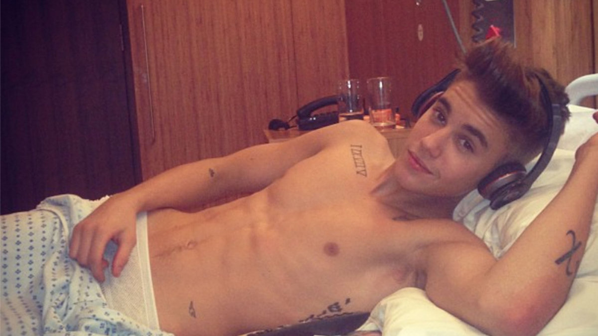 Mars 2013. Justins hetsiga livsstil och pressade schema hinner ifatt honom. Under en konsert i London får Justin Bieber andnöd på scen och får uppsöka sjukhus. 