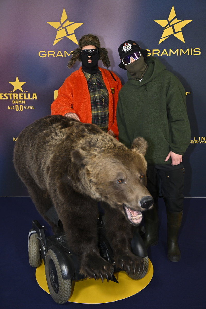 Duon Hooja anlände till Grammisgalan med en radiostyrd björn. 