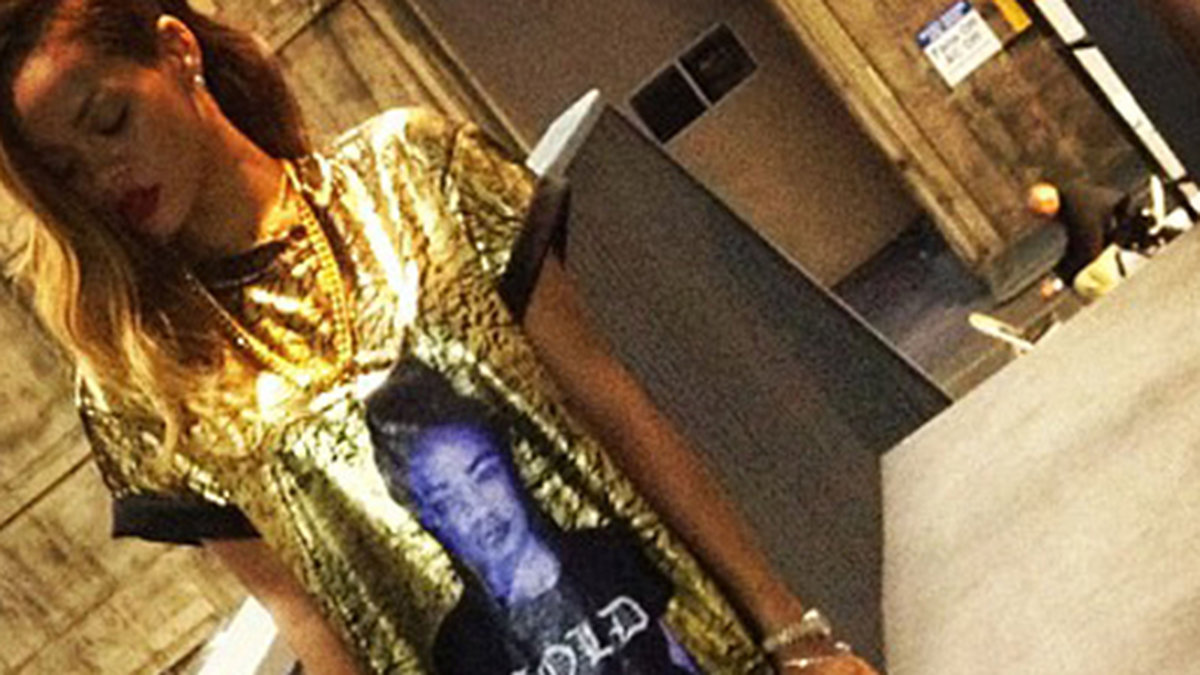 Rihanna har en ny guldtröja. 