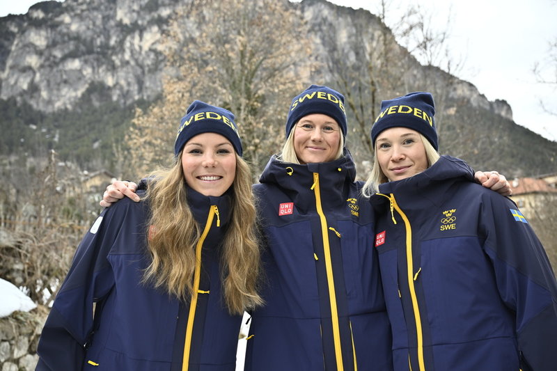 Johanna Hagström, Maja Dahlqvist och Jonna Sundling under måndagens pressträff inför tisdagens sprint. Trion bildar tillsammans med Linn Svahn det svenska laget i OS-sprinten.