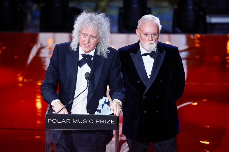 Gitarristen Brian May och trummisen Roger Taylor i det brittiska rockbandet Queen håller tacktal