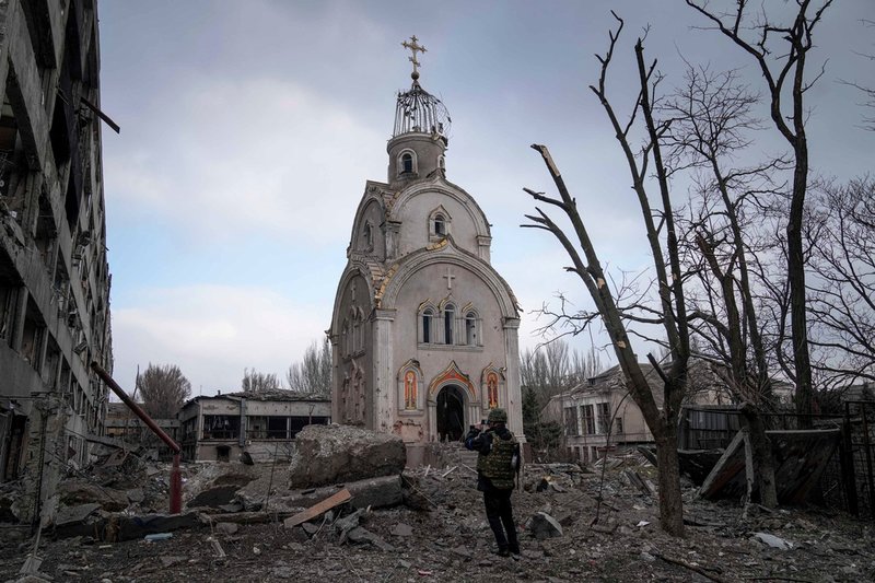 Mariupol är en stad som närmar sig utplåning. En kyrka står envist kvar i ett utbombat bostadsområde.