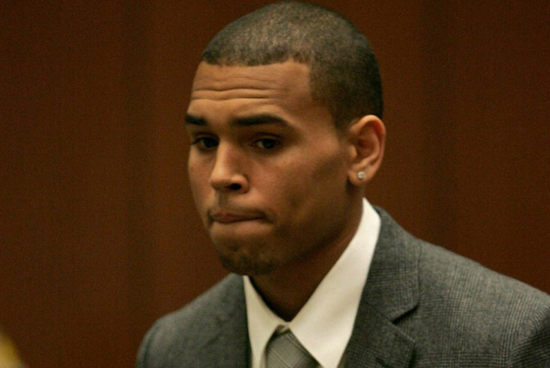 Chris Brown misshandlade sin dåvarande flickvän Rihanna brutalt. Han försökte bita av hennes öra och kasta ut henne från bilen. 