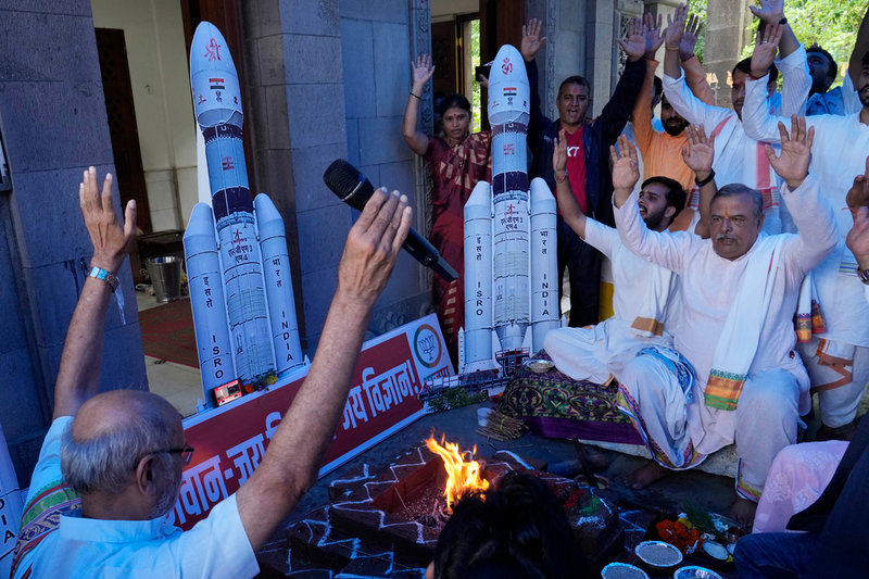 Medlemmar av Indiens hindunationalistiska regeringspartii BJP utför religiösa riter för att månuppdraget Chandrayaan 3 ska lyckas. Riterna utfördes i Bombay (Mumbai) samma dag som Chandrayaan-raketen sköts upp den 14 juli.