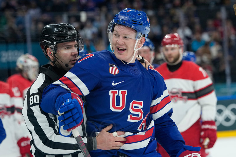 USA:s Brady Tkachuk, 26, under lördagens möte med Danmark i OS-gruppspelet.