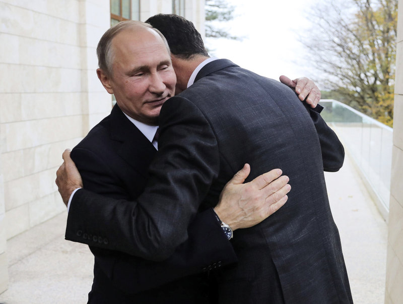 Vladimir Putin och Bashar al-Assad i ett famntag i Sotji redan 2017. I dag uppges al-Assad, som tvingades bort från presidentposten i Syrien i december 2024, bo i Moskva. 