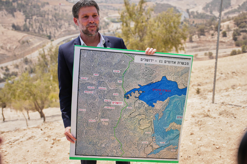Den högerextreme Bezalel Smotrich vill ha ännu mer israelisk makt på Västbanken. Här visar han upp bosättningsplaner öster om Jerusalem i augusti.