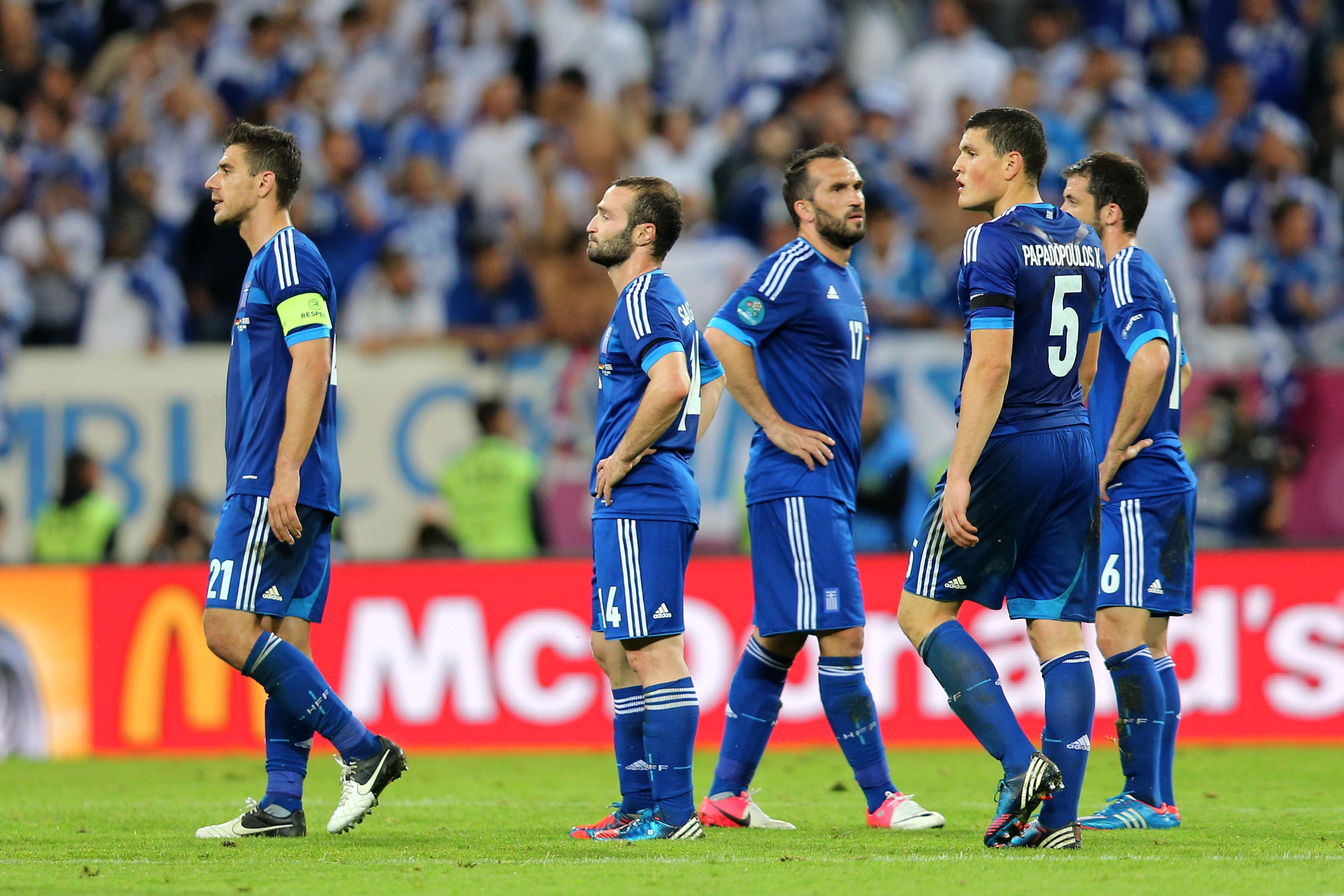 Grekerna var besvikna efter matchen men föll ändå med flaggan i topp.