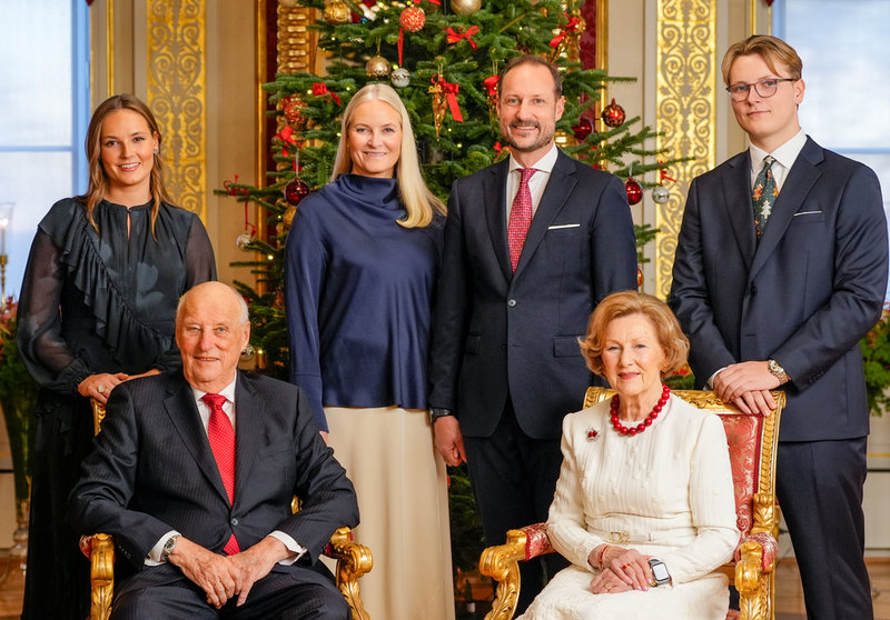 Julfotografering på slottet i Oslo. Det nya året har börjat i rejäl motvind för kungafamiljen. Arkivbild.