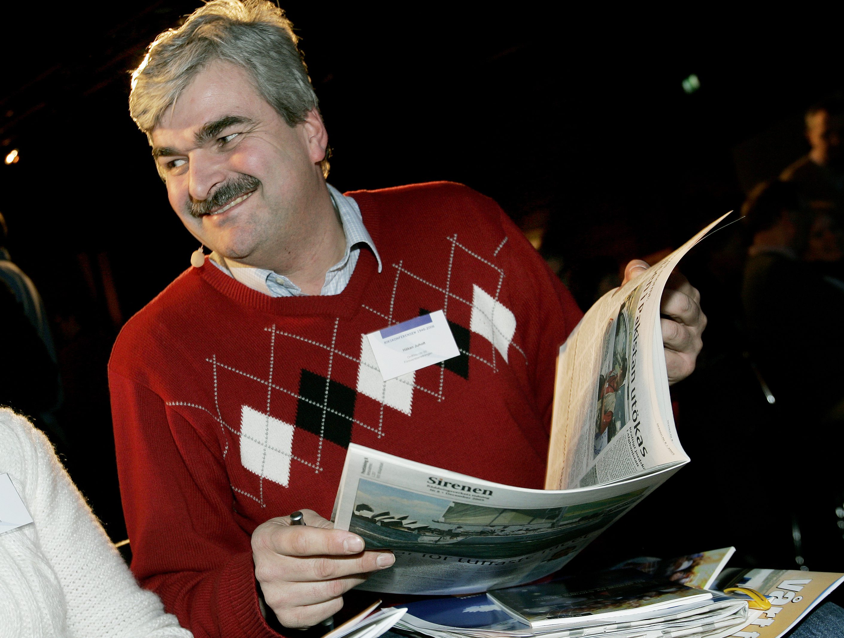 Juholt läser tidningen 2006.