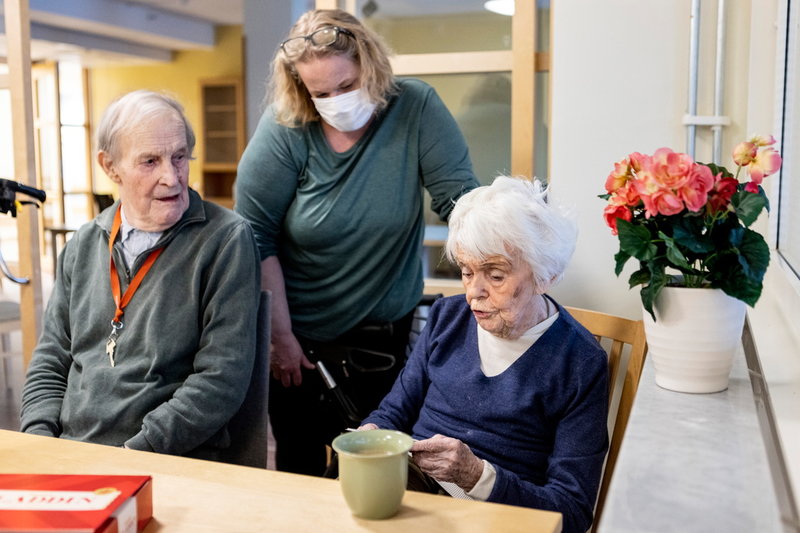 På ett av samtalskorten tas frågan om hur kroppen förändras med åldrandet upp. 'Ja det skulle jag gärna vilja veta, tycker det pågår i ett kör, säger Ebba Svartling en av de boende på Fruängsgårdens äldreboende i Stockholm. Här i samtal med Börje Olsson och samordnare Reidun Saitoria.