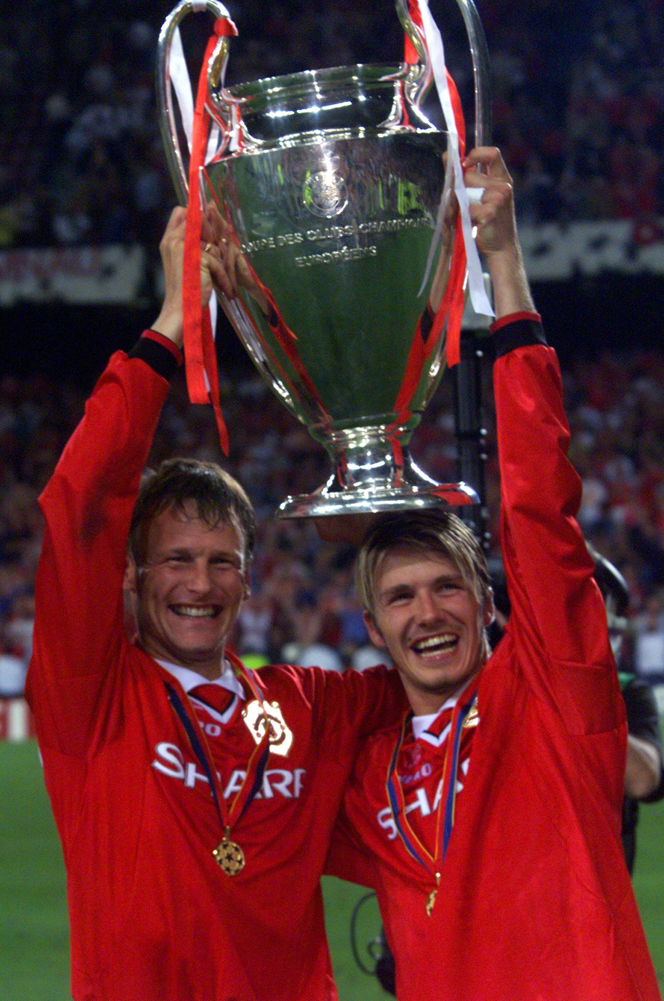 Teddy Sheringham och Beckham med Champions League-pokalen. Teddy Sheringham och Beckham med Champions League-pokalen.