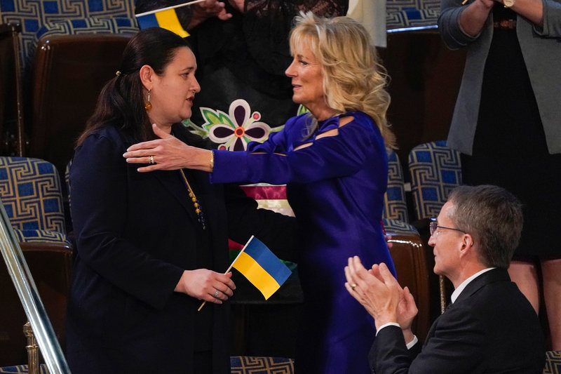 Ukrainas ambassadör i USA, Oksama Markarova, omfamnas av president Joe Bidens hustru Jill Biden under en stående ovation för Ukraina i kongressen.