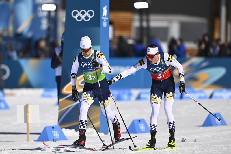 Johan Häggström växlar över till Calle Halfvarsson efter första sträckan – redan då låg Sverige sist.