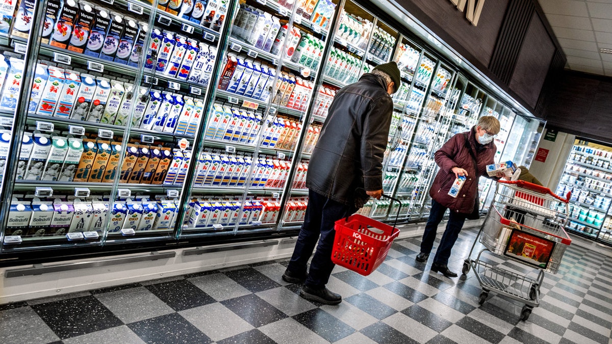 'Man köper färre och billigare produkter', enligt Svensk Dagligvaruhandel.