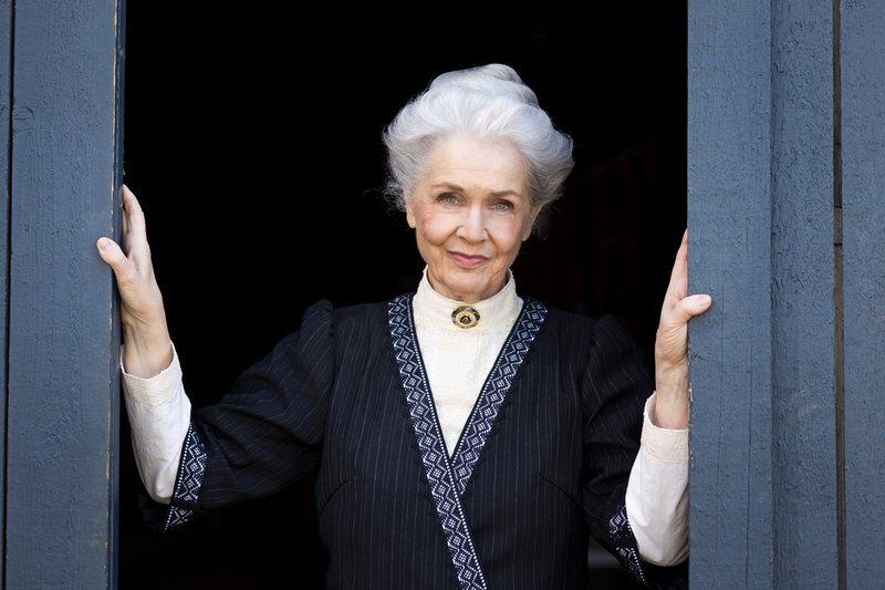 Marika Lindström som Selma Lagerlöf, öppnar porten till Berättarladan. Pressbild.