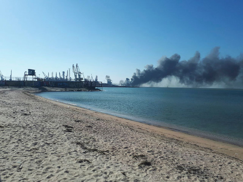 Rök från hamnen i Berdjansk i sydöstra Ukraina på torsdagen. Enligt Ukrainas flotta är det Rysslands landstigningsfartyg Orsk som anfallits.