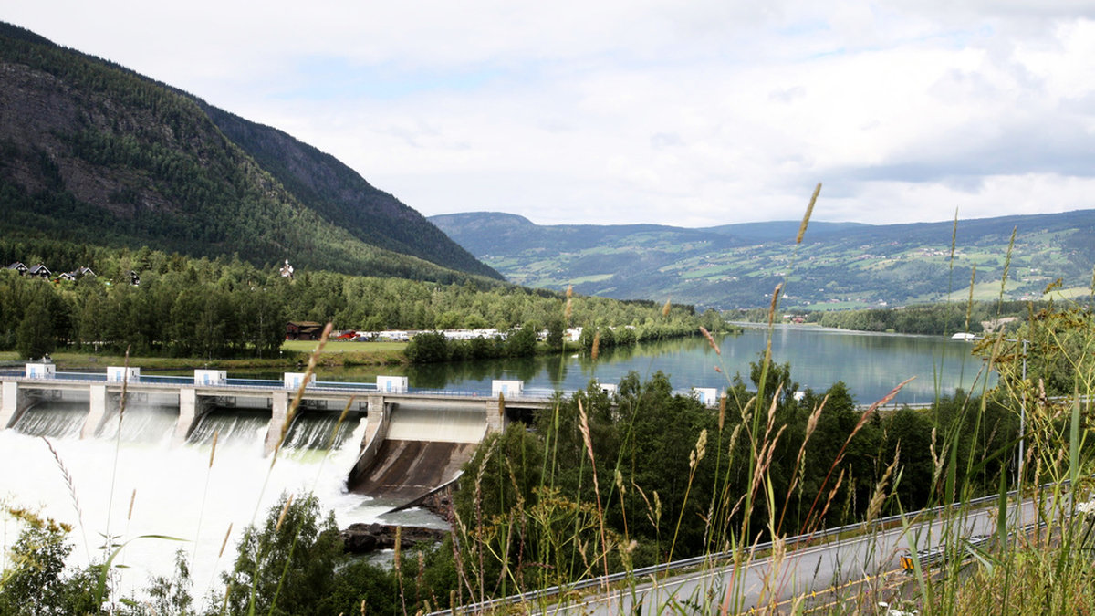 Proppfulla vattenmagasin ger billig el. Här Hunderfossen i Norge. Arkivbild.