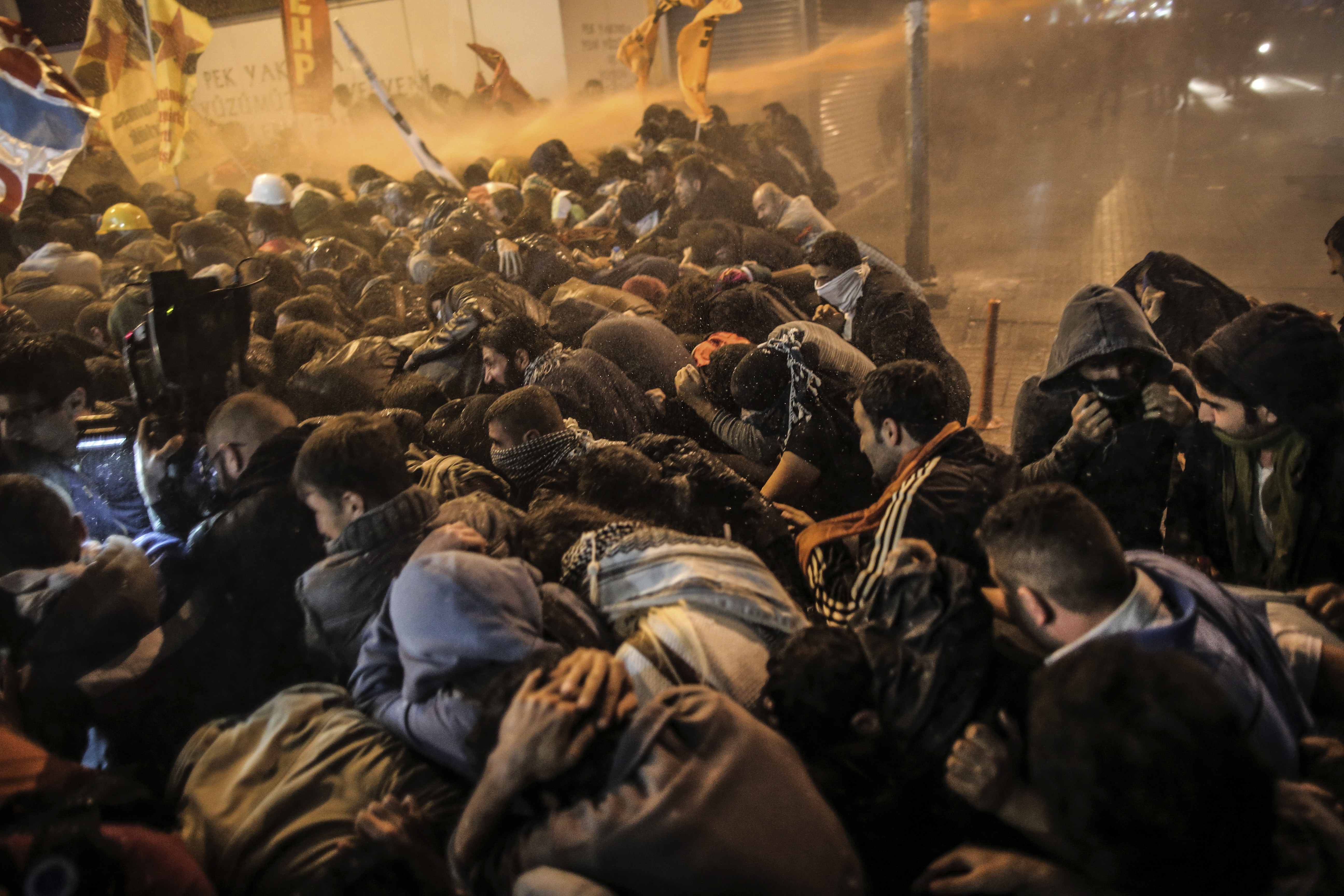 Demonstranter drabbar samman med polis i centrala Istanbul. Demonstranter drabbar samman med polis i centrala Istanbul.