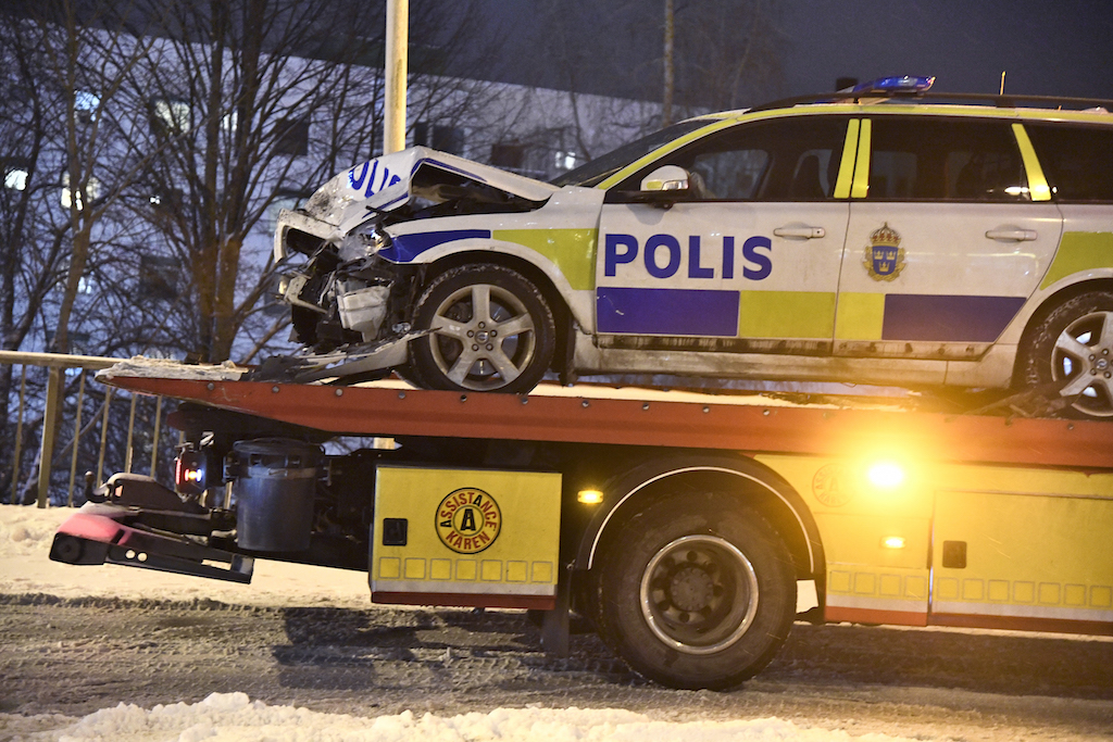 Polisbil påkörd i Alby Polisbil påkörd i Alby