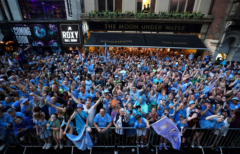 Manchester City fans firar sitt lag på hemmaplan.