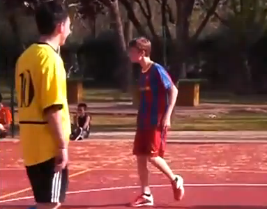 Världsstjärnan springer runt och leker Lionel Messi.