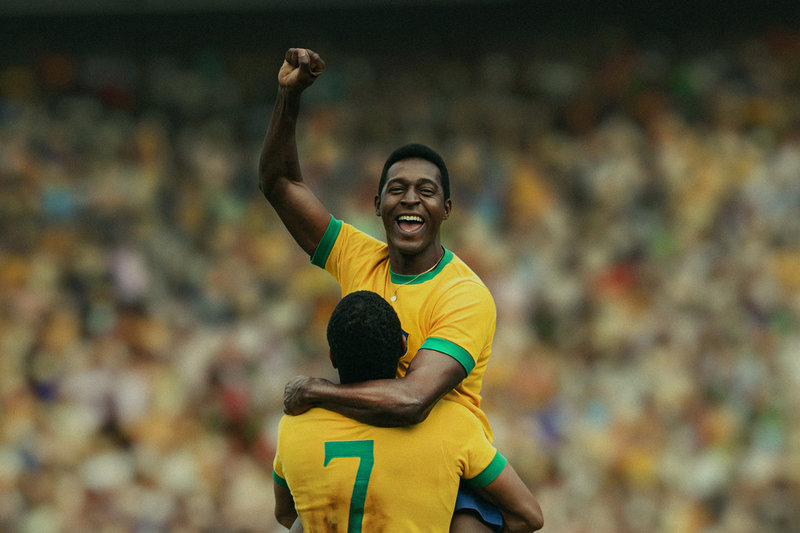 Pelé (Lucas Agrícola) har precis just gjort 1–0 i VM-finalen mot Italien och hoppat upp i famnen på Jairzinho (Gui Ferraz) i "Brazil 70". 