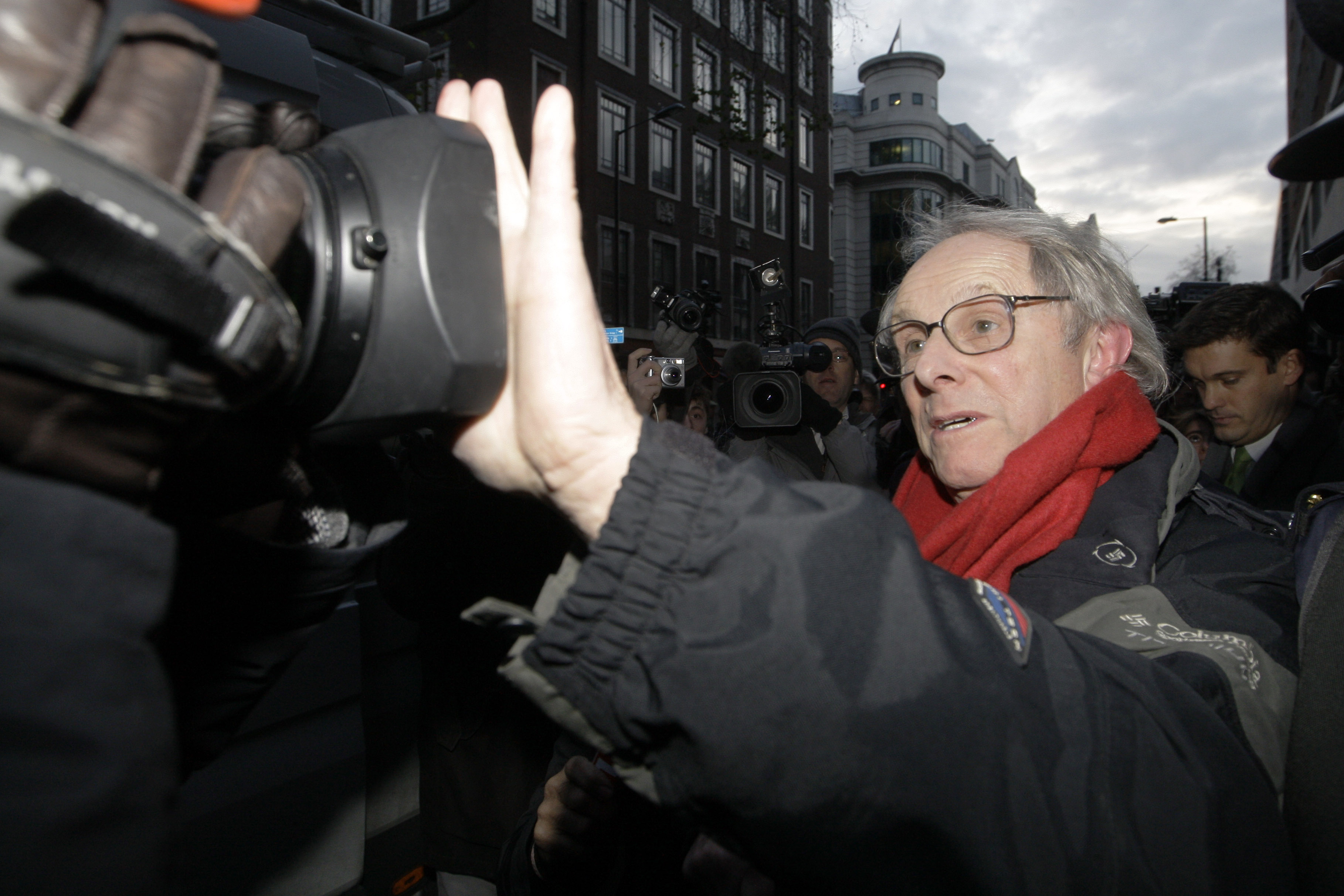 Filmregissören Ken Loach ska också herrgårdshänga med Assange.